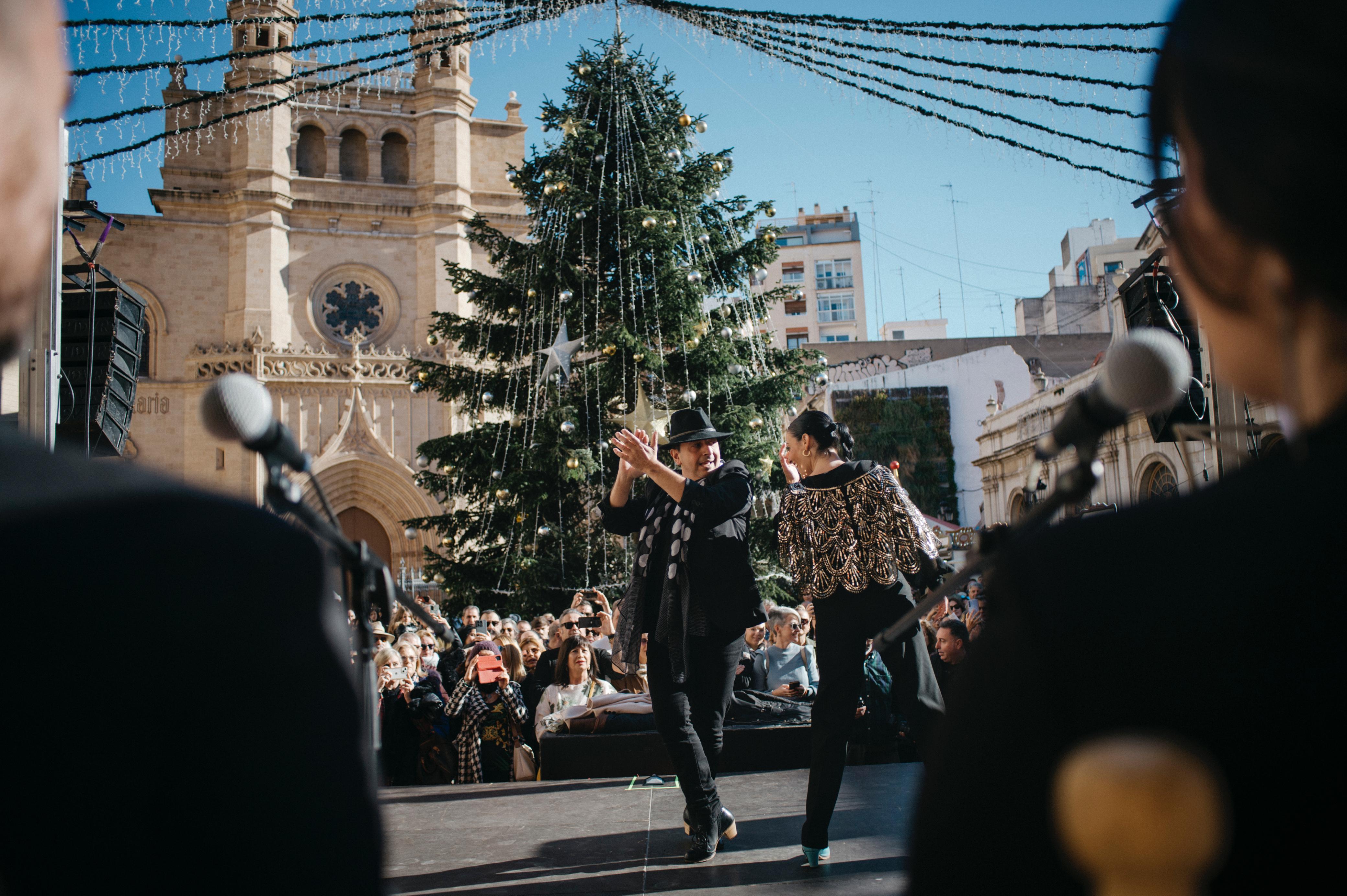 La zambomba llena de música y de ambiente navideño la Plaza Mayor de Castellón