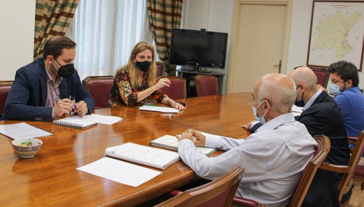 Marco y Lopez en una reunion con la CHJ.jpg