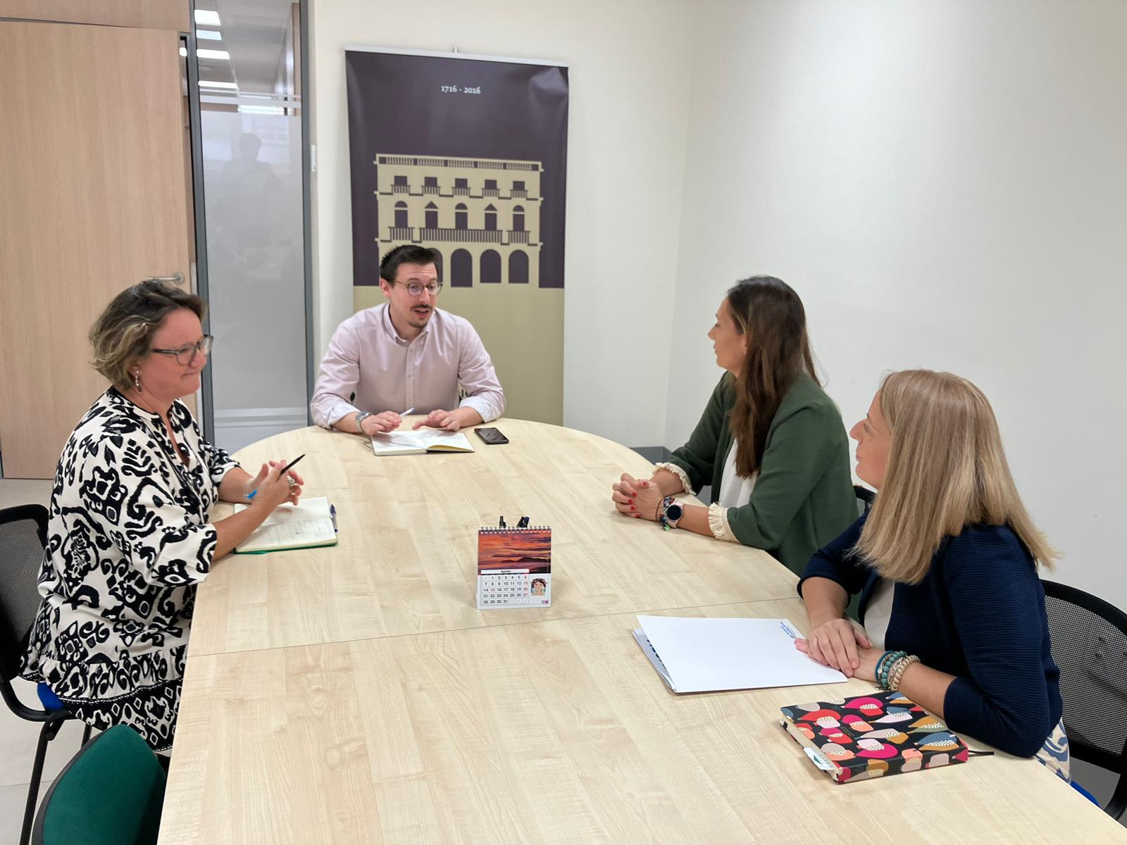 La Fundación Iniciativa Social presenta al concejal Alberto Vidal un proyecto para centros escolares en áreas de alta vulnerabilidad