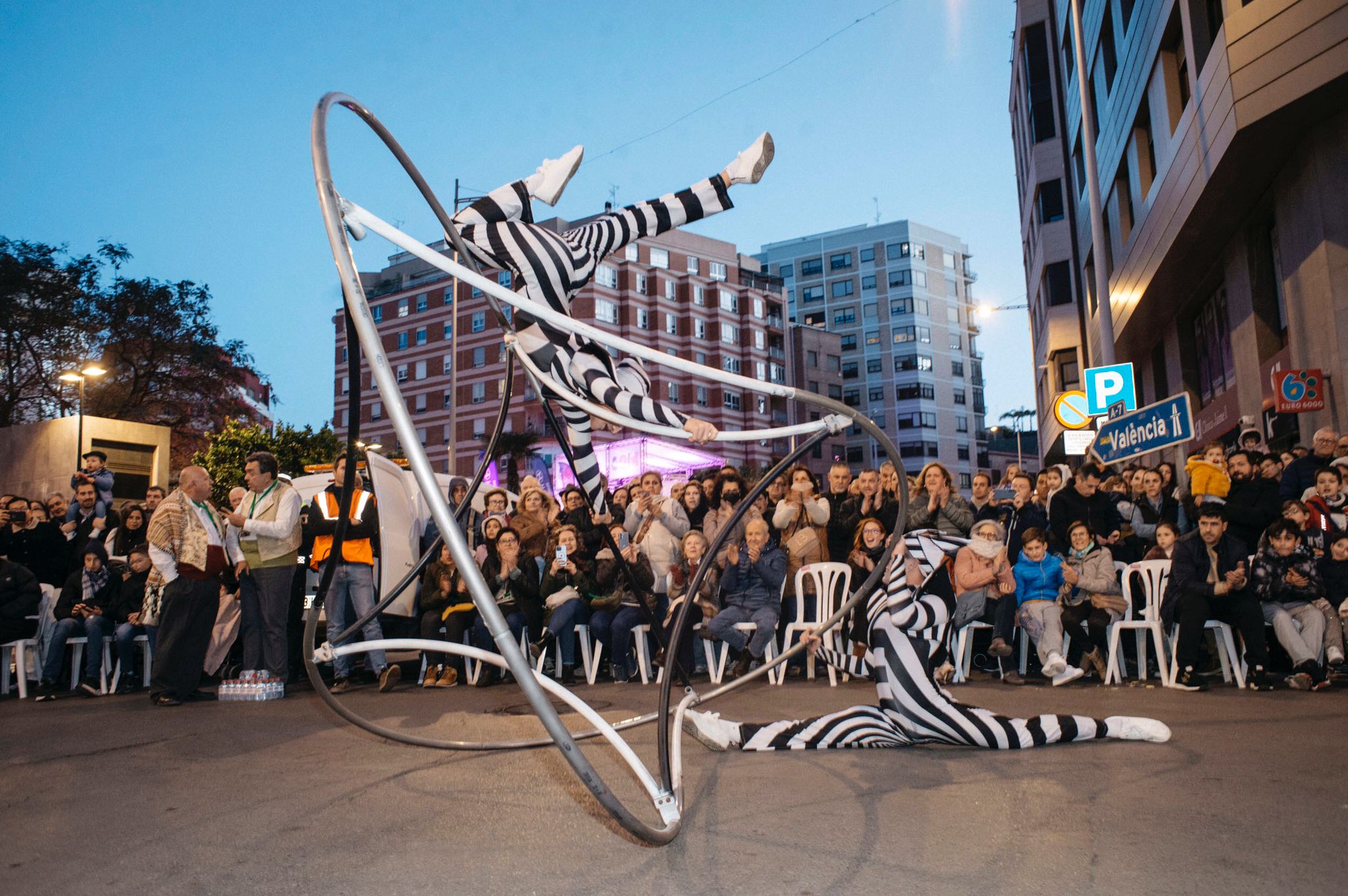 La música de las bandas internacionales ambienta las calles de Castellón con el Desfile  de Animación más participativo