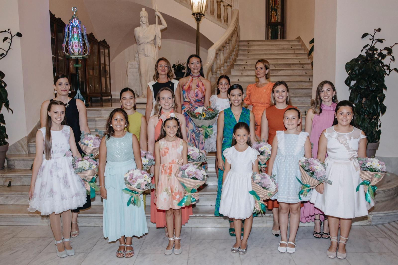 La alcaldesa Begoña Carrasco y la concejala de Fiestas, Noelia Selma han abierto las puertas del Ayuntamiento para celebrar la primera recepción oficial a Paula Torres Claramonte y Carla Ibáñez Fabra quienes ya son las máximas representantes de las fiestas para el año 2025