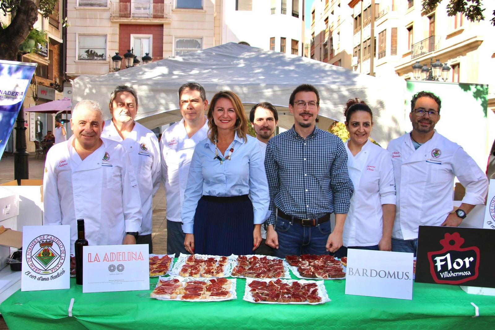 La concejalía de Comercio y el Gremi de Forners reparten más de 1000 tostas para celebrar el Día del Pan