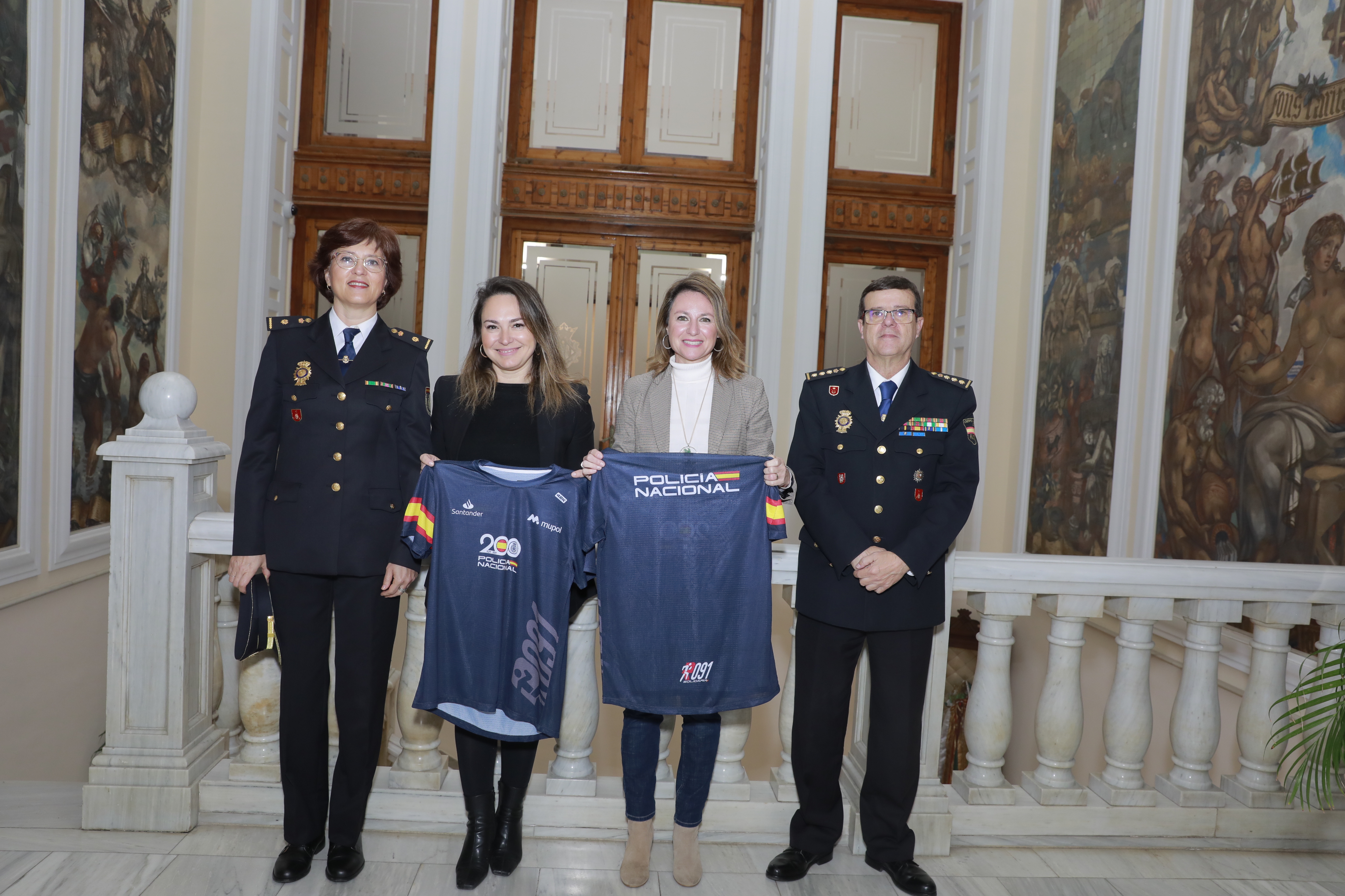 La alcaldesa de Castellón recibe la camiseta oficial de la carrera solidaria “RUTA 091” organizada por la Policia Nacional