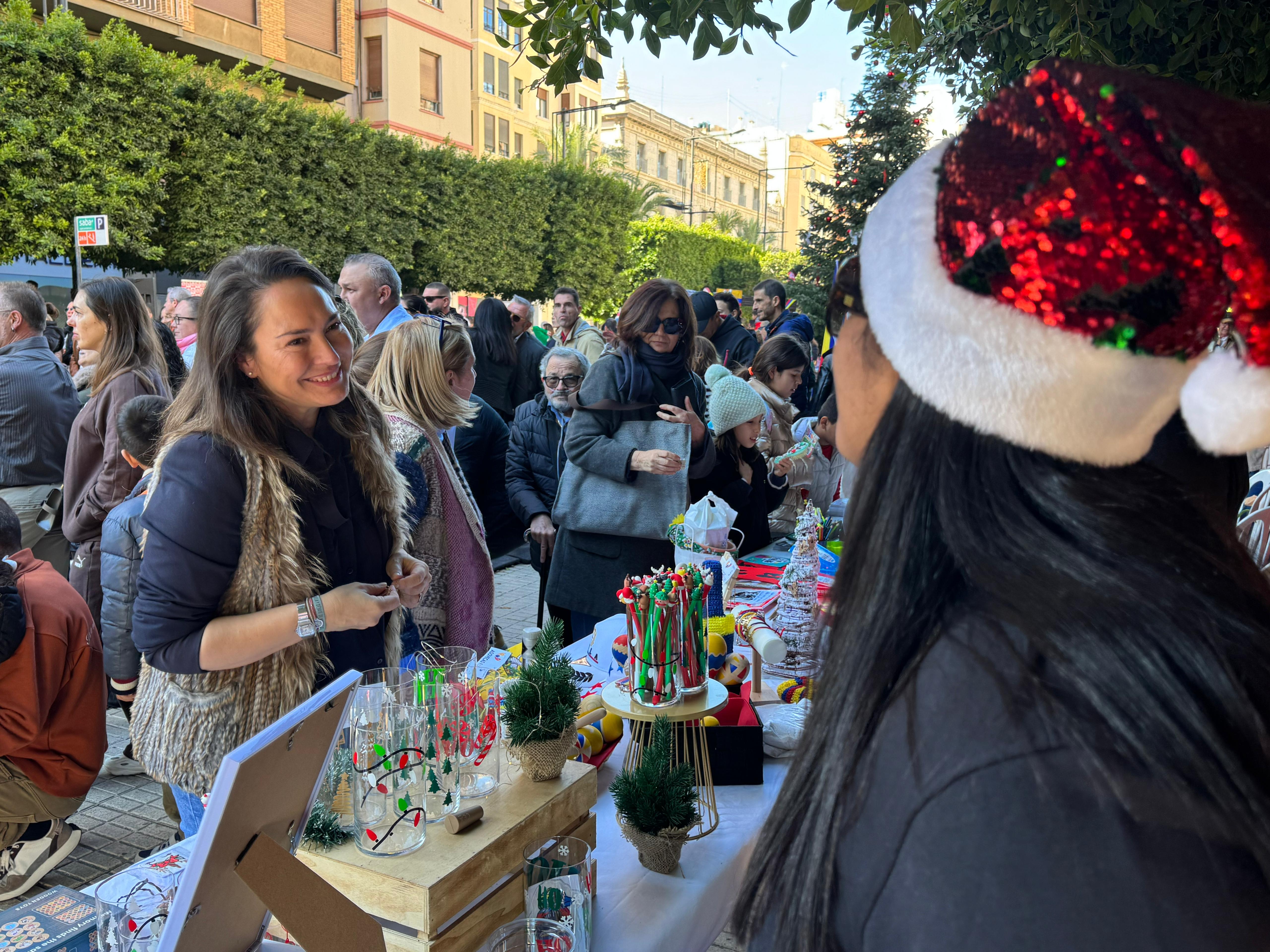 El Mercat ambulant Intercultural Nadalenc converteix la Plaça Hort dels Corders en punt de trobada per a la diversitat i solidaritat d'entitats socials i religioses