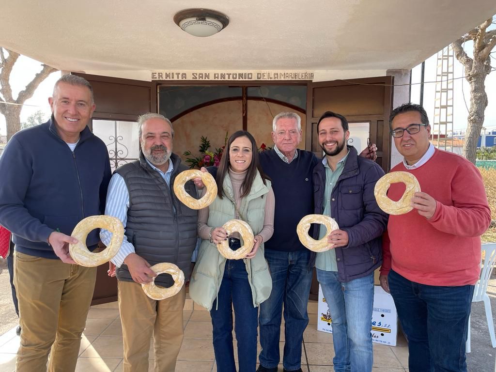 Los concejales celebran las tradiciones de Sant Antoni con los vecinos de la Marjalería