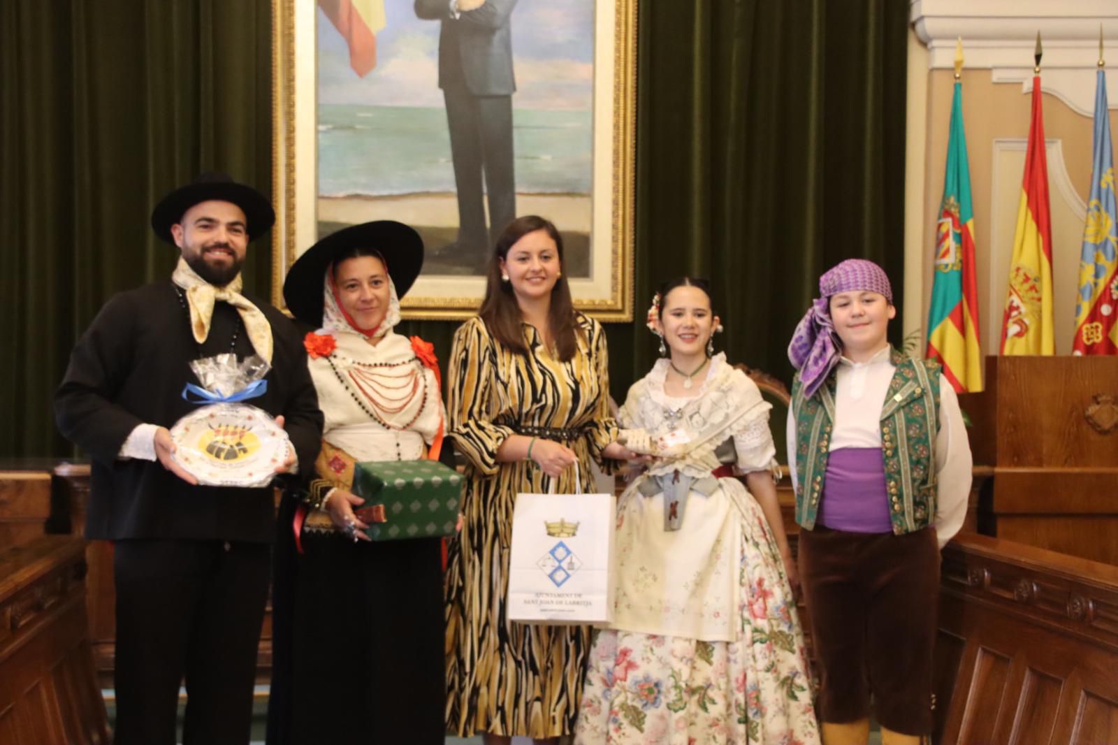 El gobierno municipal recibe a los grupos participantes en el Festival de Danzas de la Antigua Corona de Aragón como muestra de apoyo al folklore y a la música tradicional