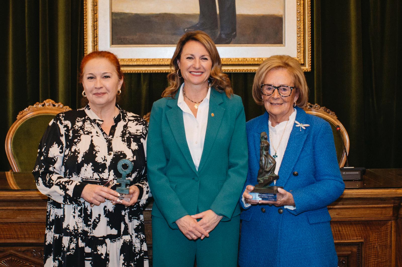 Begoña Carrasco entrega el Premio Olimpia 2024 a Marisa Ribes “una mujer pionera, comprometida con la Igualdad, valiente y avanzada a su época”