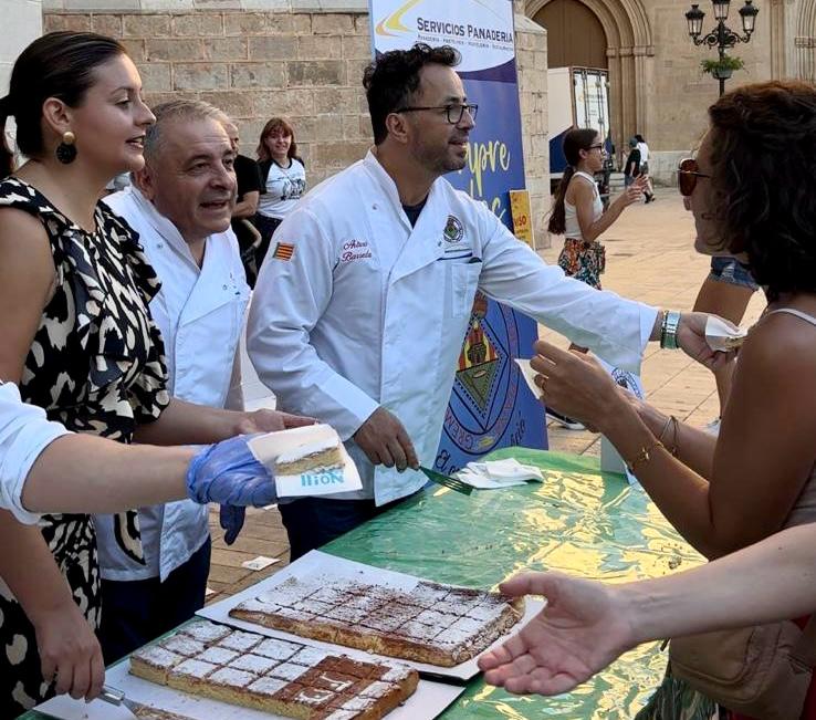 El Patronato de Turismo y el Gremi de Forners reparten en la plaza Mayor 2.200 porciones de ‘Coca de Castelló’