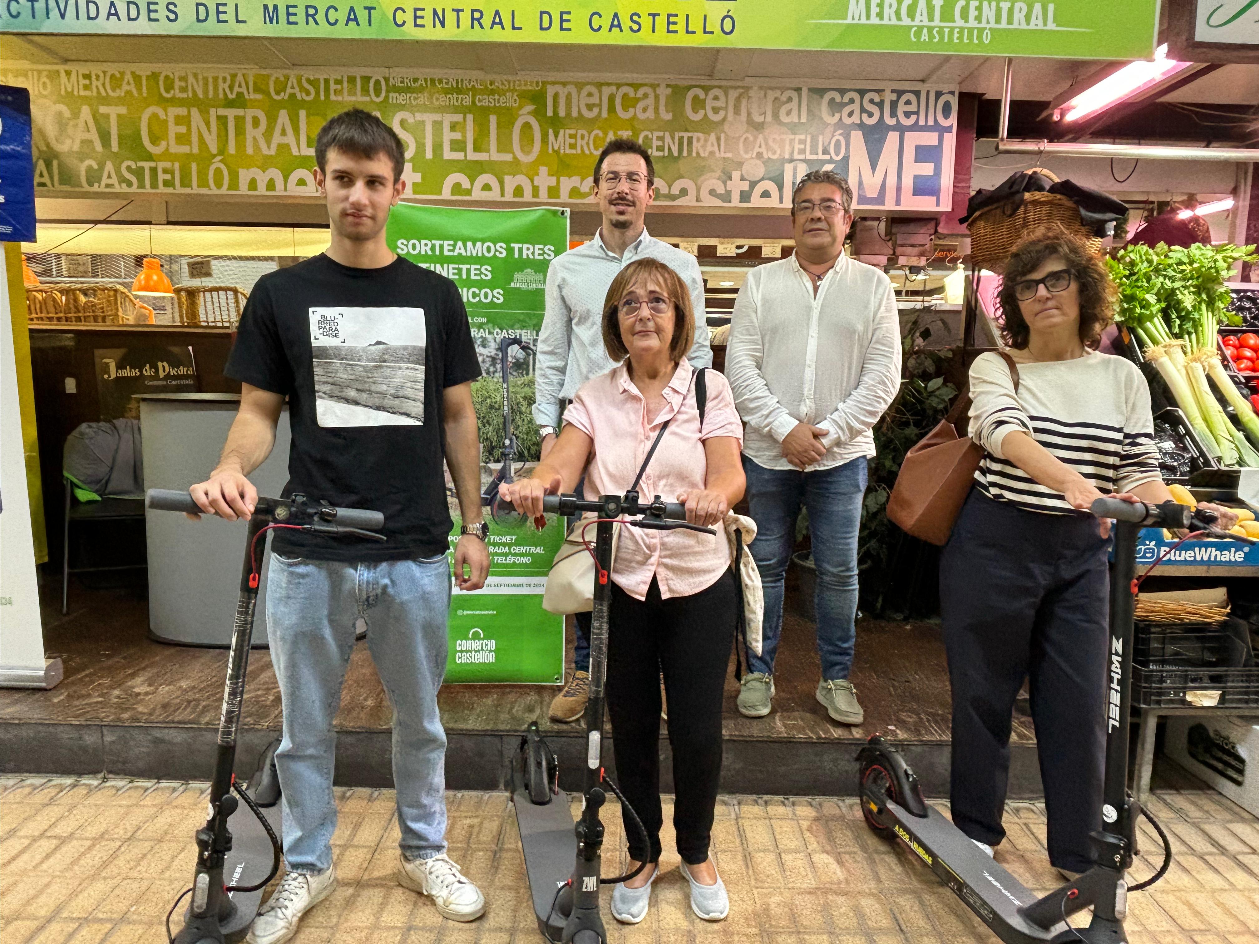 La concejalía de Comercio y el Mercado Central entregan tres patinetes eléctricos en su último sorteo para fomentar el comercio local