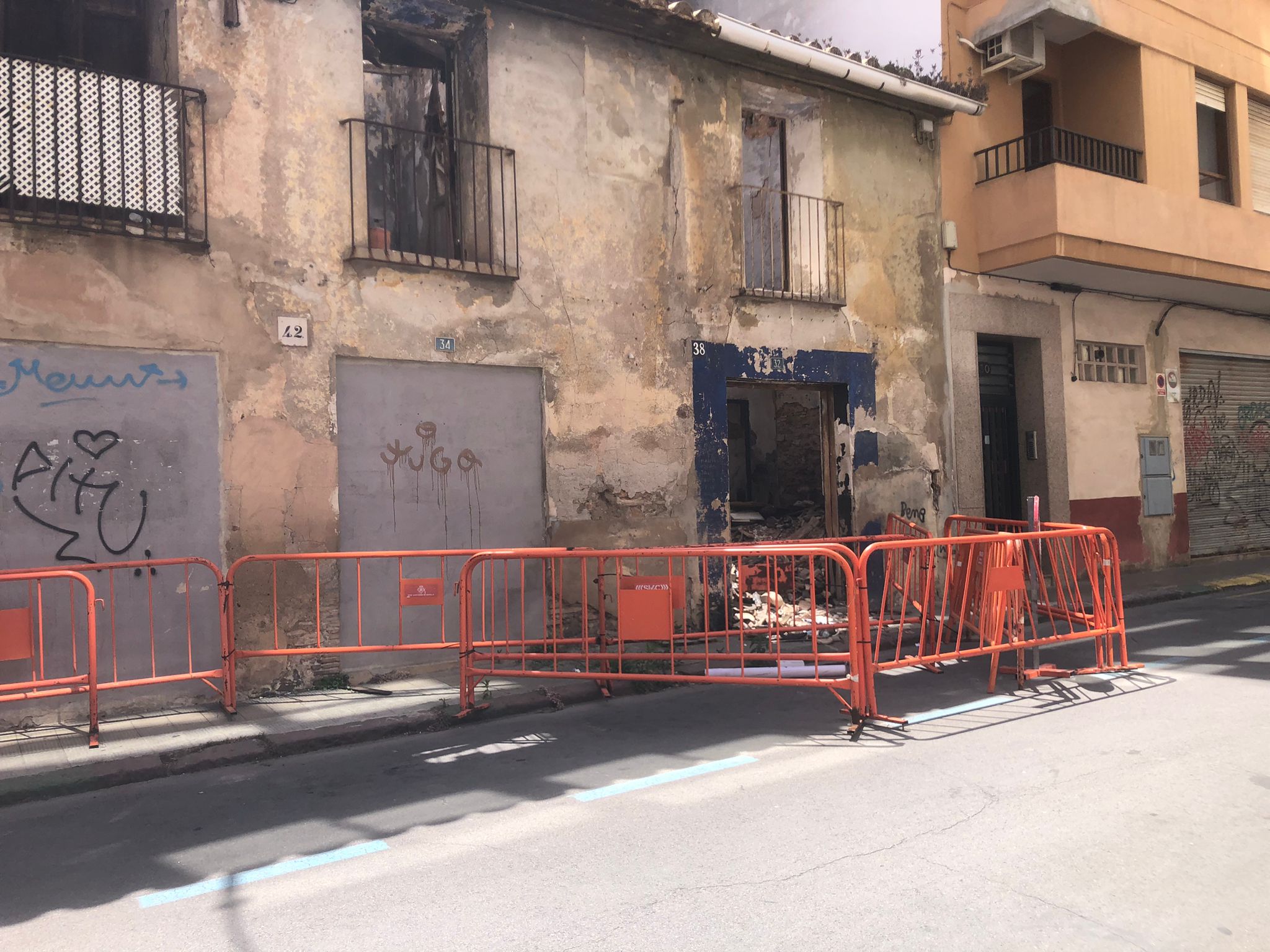 El PSPV recoge las quejas vecinales por la dejadez del PP con la vivienda derruida en Pintor Castell