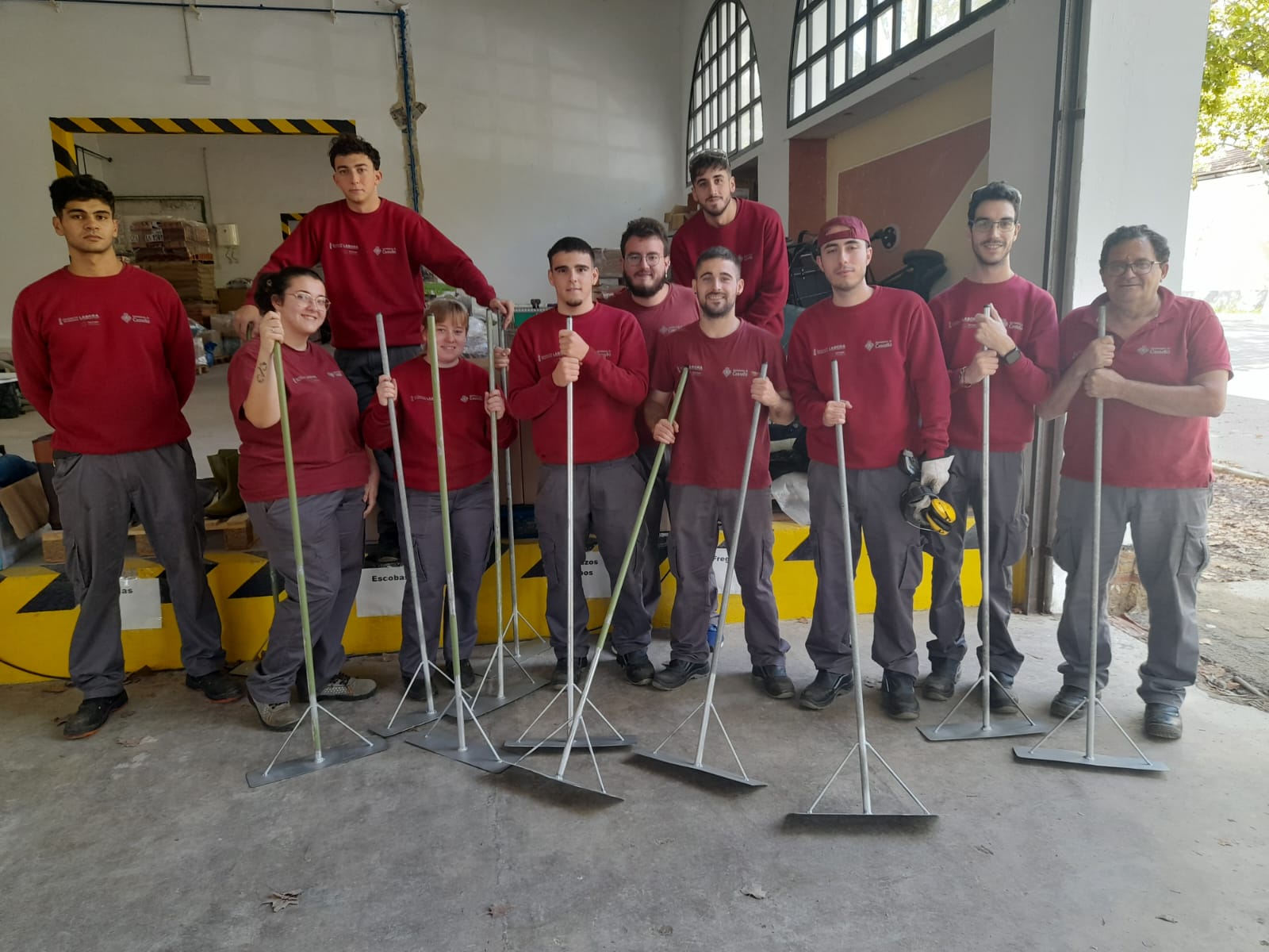 Alumnos de la Escuela Taller de Tetuán XIV fabrican herramientas de limpieza para los voluntarios castellonenses que ayudan en la zona afectada por la DANA