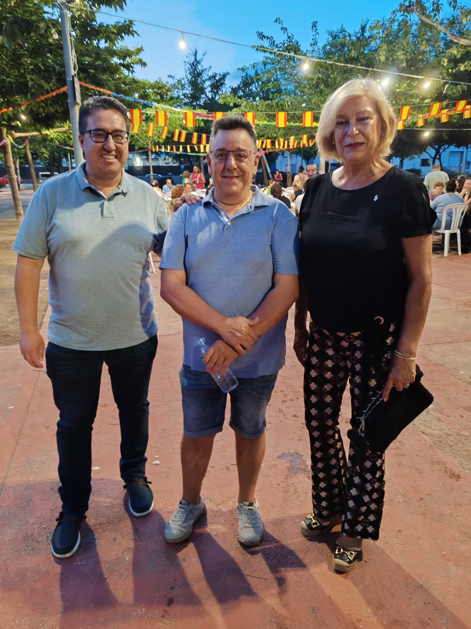 El concejal de Barrios y la concejala de Gente Mayor participan en la cena de las fiestas del Grupo San Bernardo