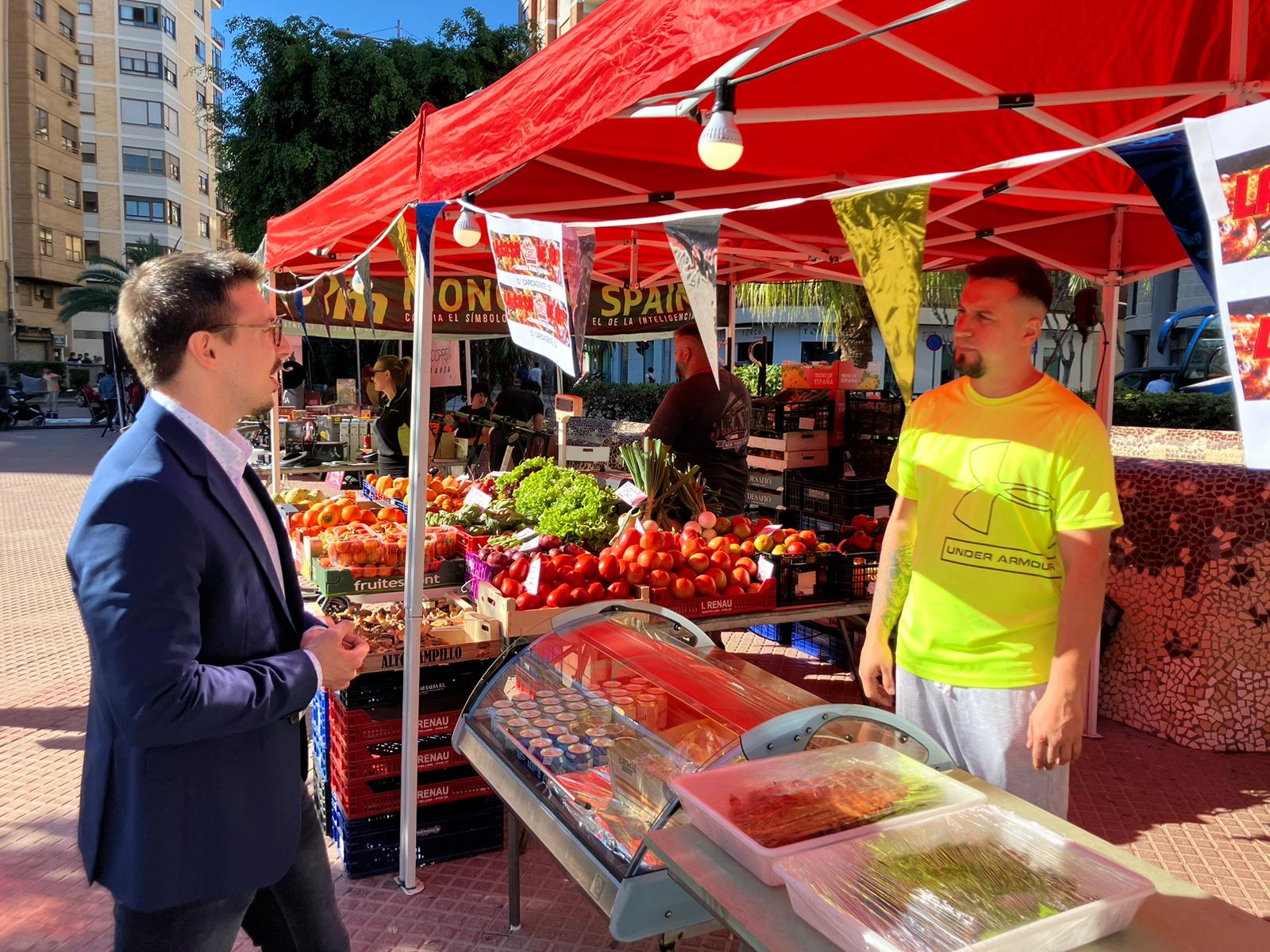 Mercat de Barri reúne lo mejor del comercio local en la plaza Fadrell