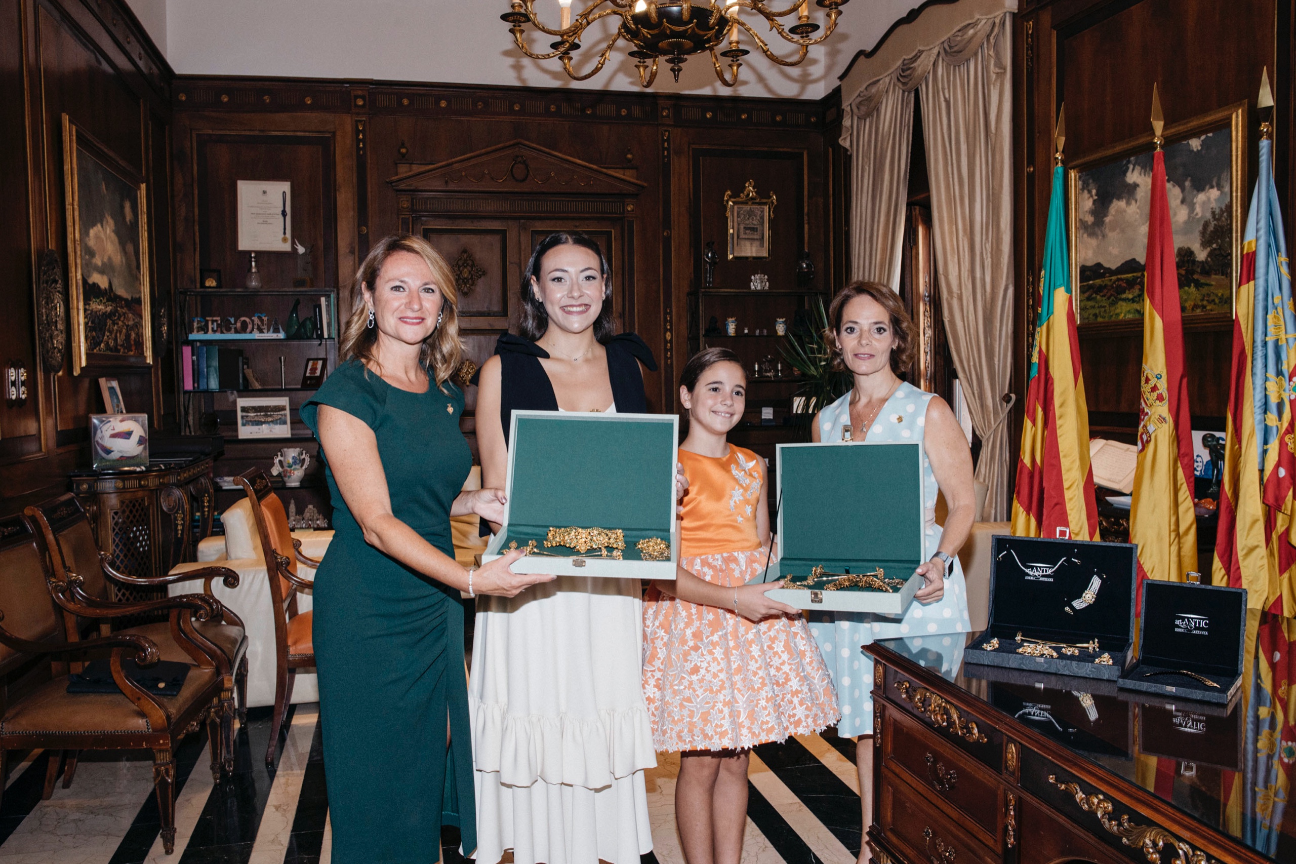 La alcaldesa de Castellón entrega los aderezos oficiales a las Reinas de las Fiestas Paula Torres y Carla Ibáñez