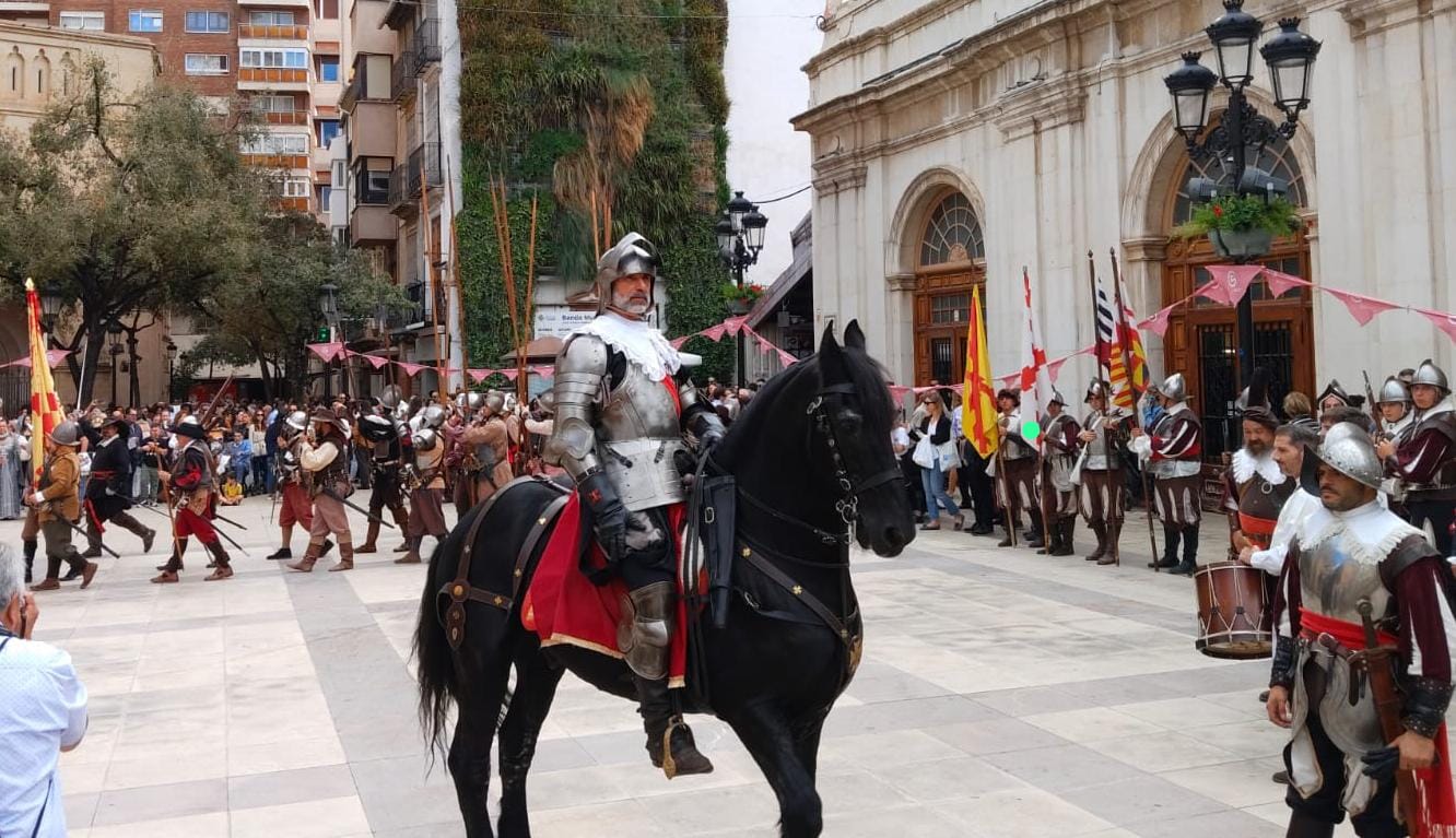 El centro de Castellón se llena de vida con motivo de la recreación histórica de los Tercios Españoles en el marco de la dinamización del comercio local