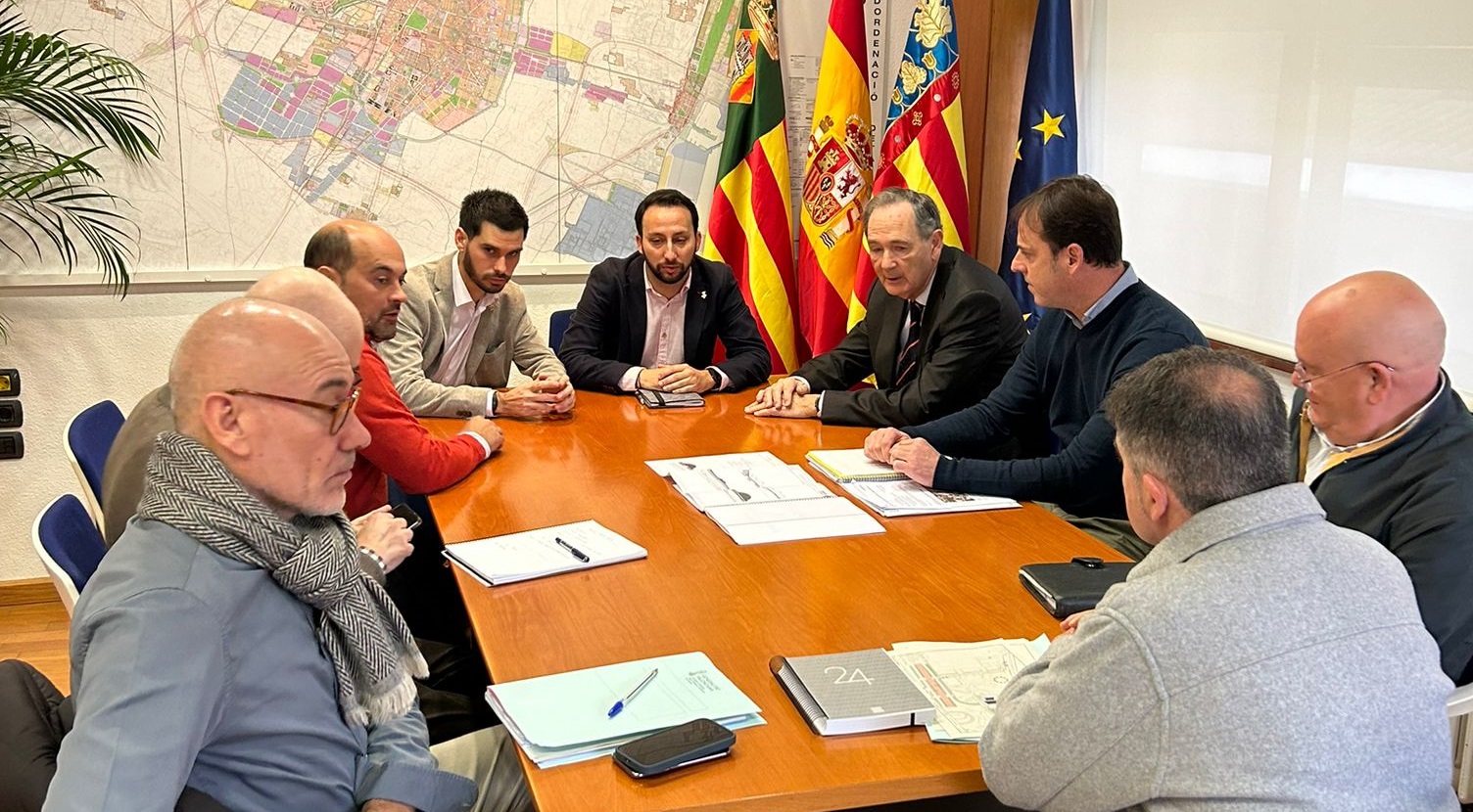 El Ayuntamiento acuerda la creación de una comisión mixta con Infraestructuras para coordinar el servicio de TRAM y el transporte urbano de la ciudad